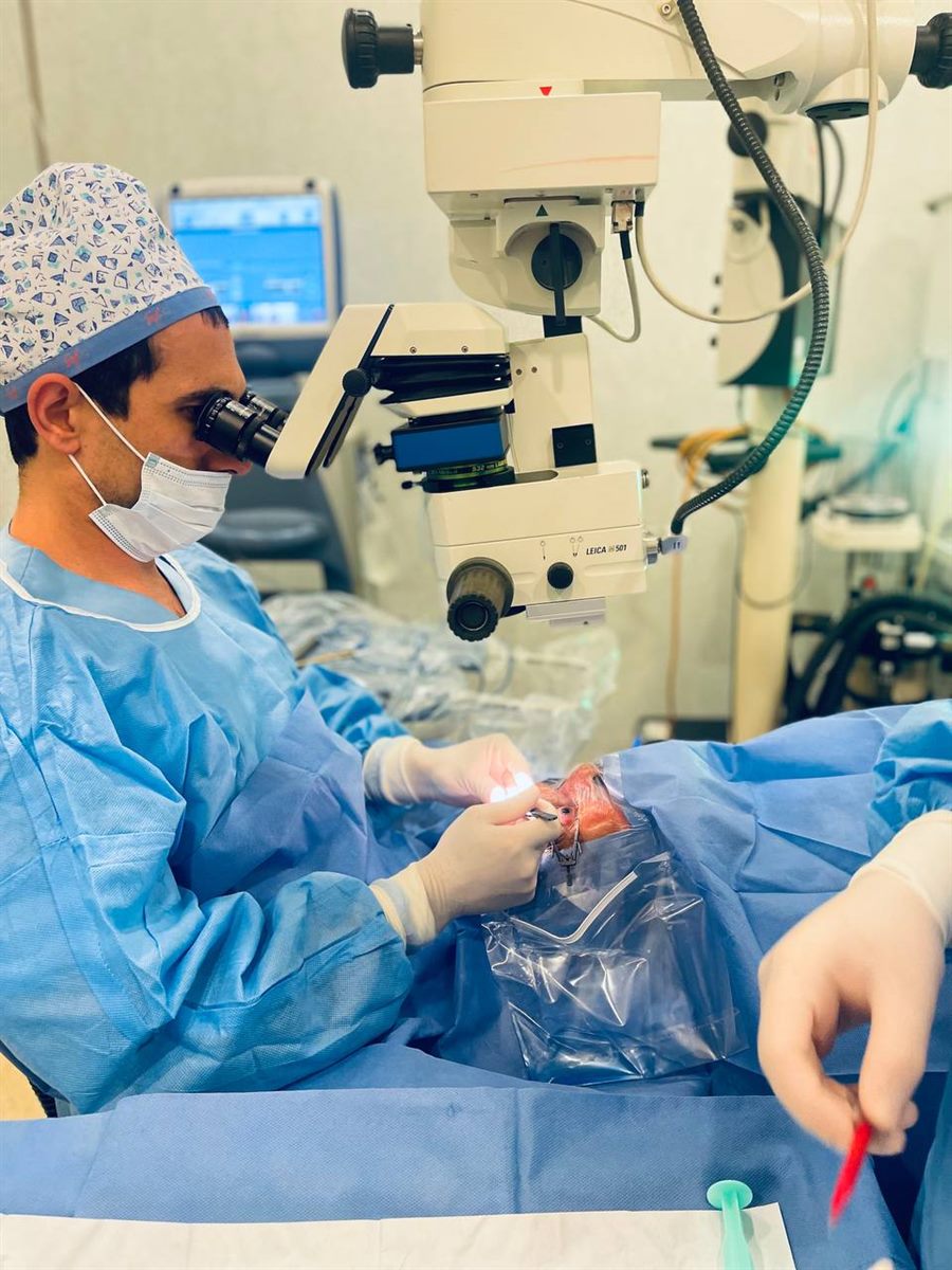 Dr. Qafar Tağıyev əməliyyat mikroskopu altında göz cərrahiyyəsi apararkən